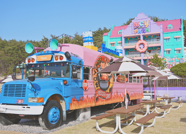 每輛校車都各有特色，記得影相！