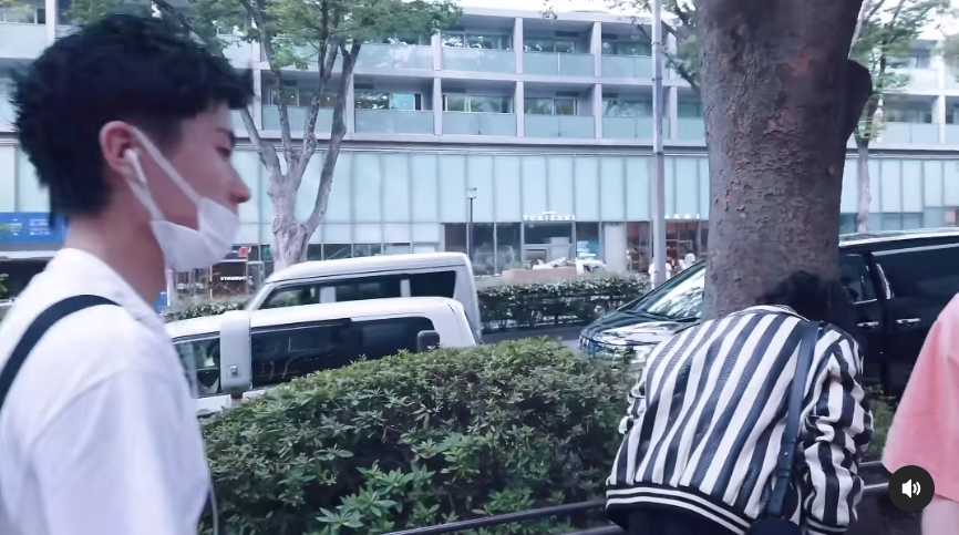 獲日本司機載到目的地後何超儀落車亦一直向司機鞠躬道謝