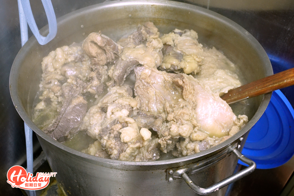 其中店家的牛肉湯更是賣點之一,加入十多斤牛骨熬煮,湯頭飲落清甜,帶陣陣牛香味。