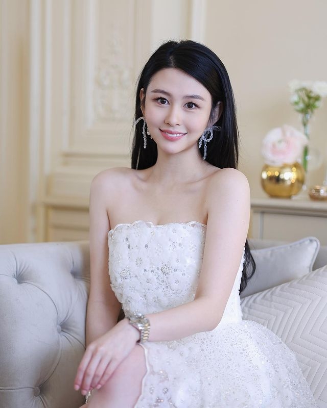 一直以嚟沈月都係以深色長髮嘅造型示人