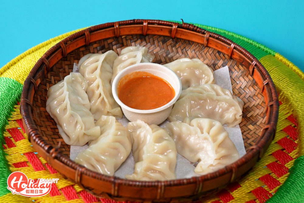 招牌蒸雞肉餃子外表看似平平無奇,咬開後肉汁四溢,蘸上蕃茄香辣醬更為惹味。