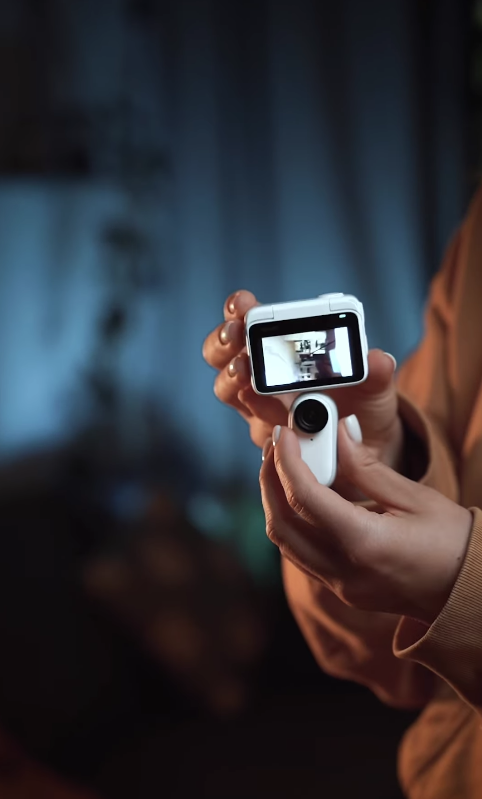 拇指size超輕便，重量僅35克，拍vlog更輕鬆。