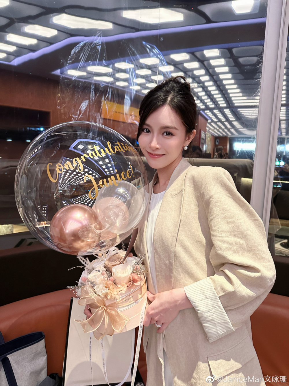 有網友認為Janice Man雖然演藝事業未如Baby成功,但佢嫁富二代老公做少奶奶,比起與黃曉明離婚嘅Baby婚姻更幸福。