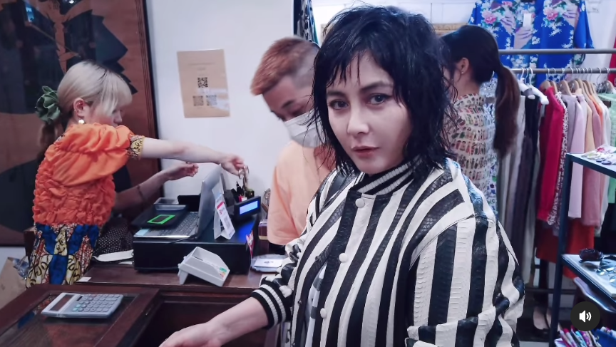 何超儀飛咗去日本,佢亦把握時間到當地一間中古店shopping