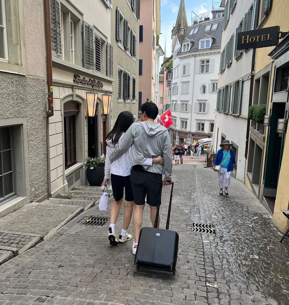 喺瑞士街頭Poyd同老公就親密攬腰同行