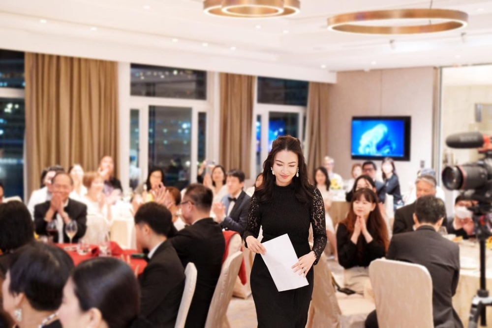 喺演講當日,佢就著咗黑色連衣裙,造型優雅大方