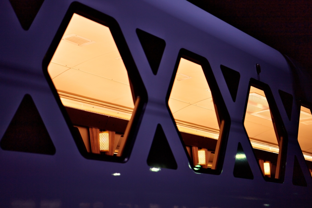 「X」型車窗則參考日光傳統工藝「鹿沼組子」~