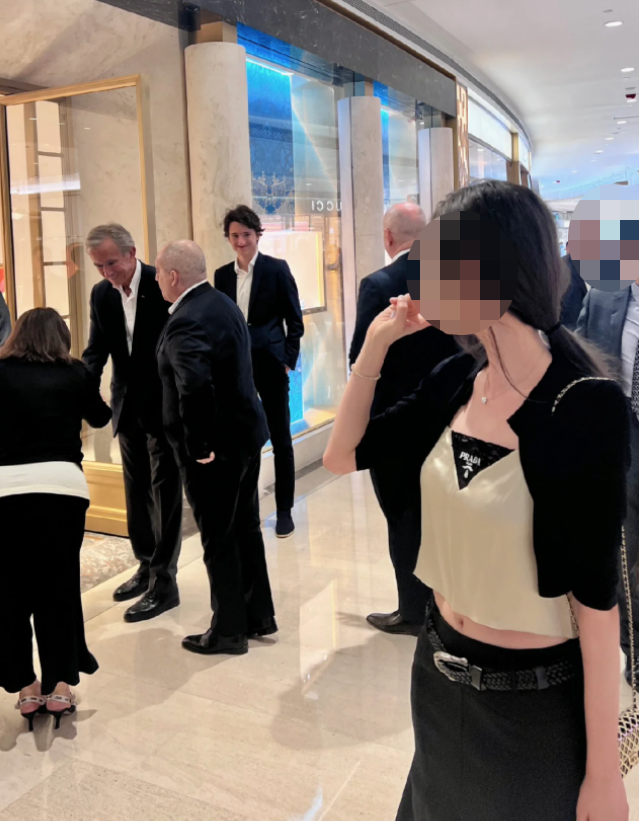 爸爸Bernard Arnault係世界頂級奢侈品公司LVMH集團嘅董事長兼CEO,有網民目擊佢到上海巡舖