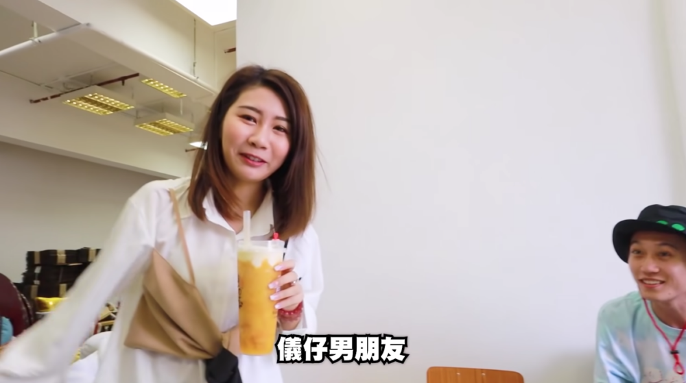 2021年5月19日軒Sir嘅YouTube片中,阿晶公開介紹加蔥係「儀仔男朋友」