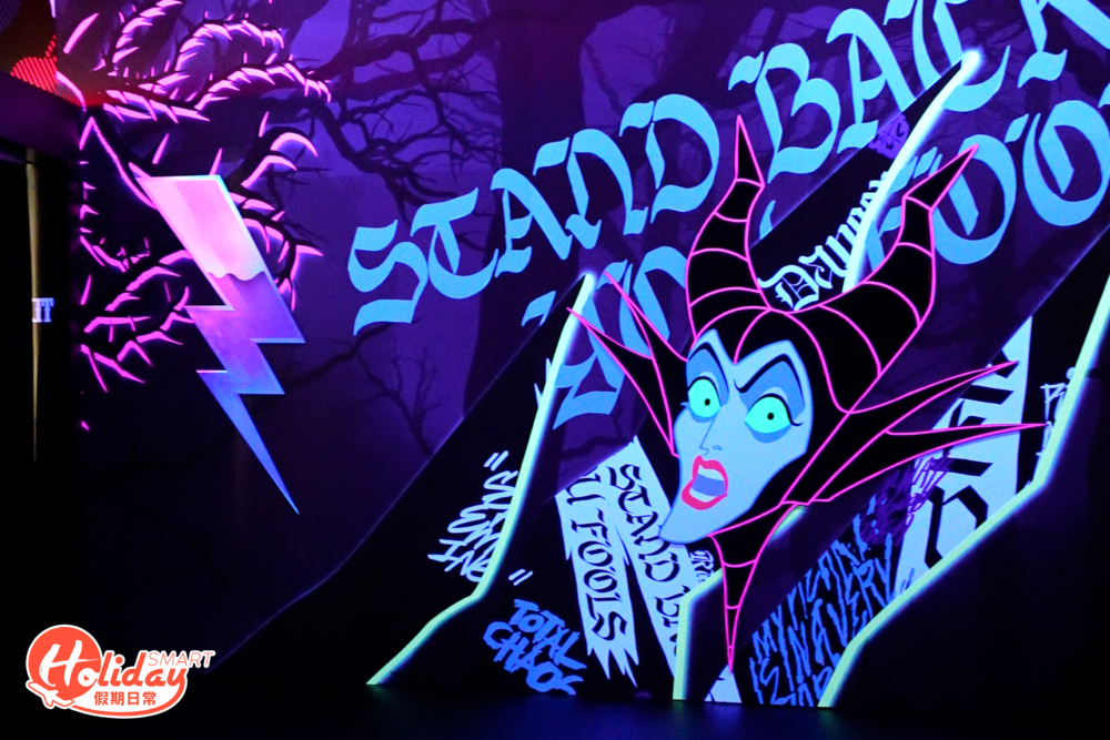 店旁特設魔鏡主題夜光打卡專區，可與黑魔后等惡人們影相。