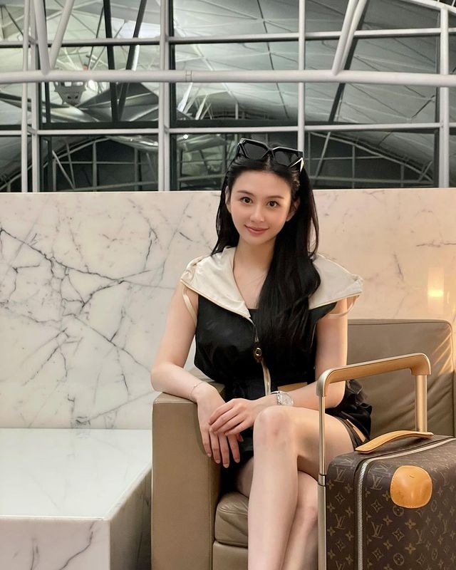 沈月同王室成員係閨密，佢嘅交際圈已超越上流社會，更有機做埋未來王妃嘅好友！