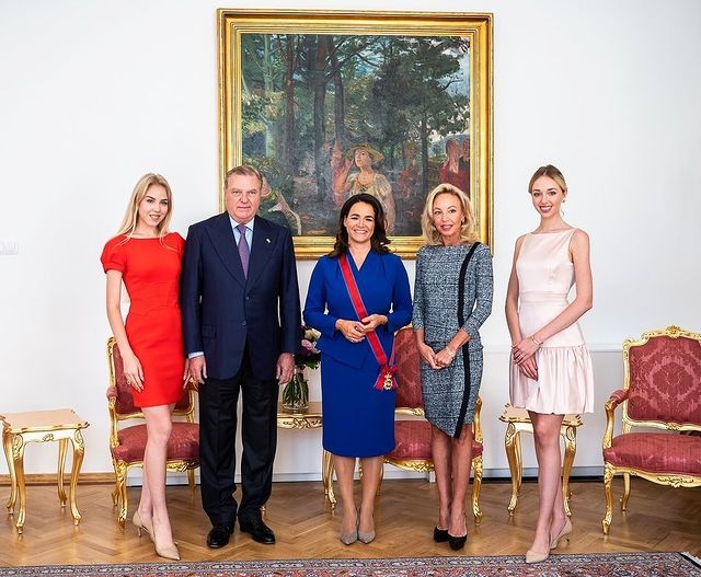 身為公主,Princess Maria Chiara(最右)亦經常陪伴父親卡斯特羅公爵及公爵夫人出席各種活動。