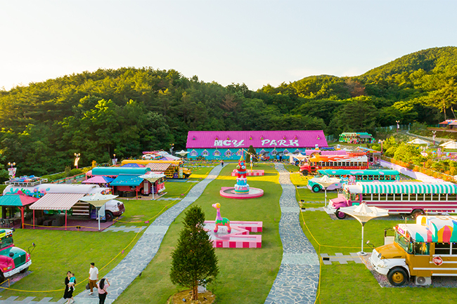 戶外設有13輛校車，裡面以美國不同城市風格打造！