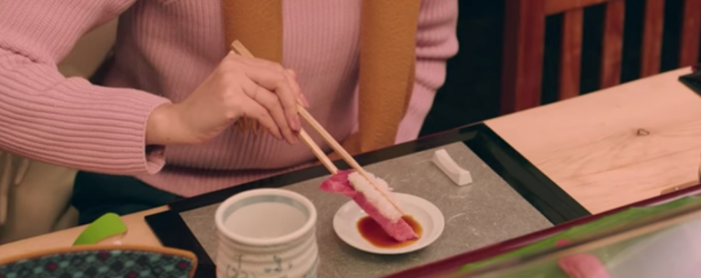 食壽司或刺身通常都會點豉油,但要小心唔好點太多令醬油滴落枱面