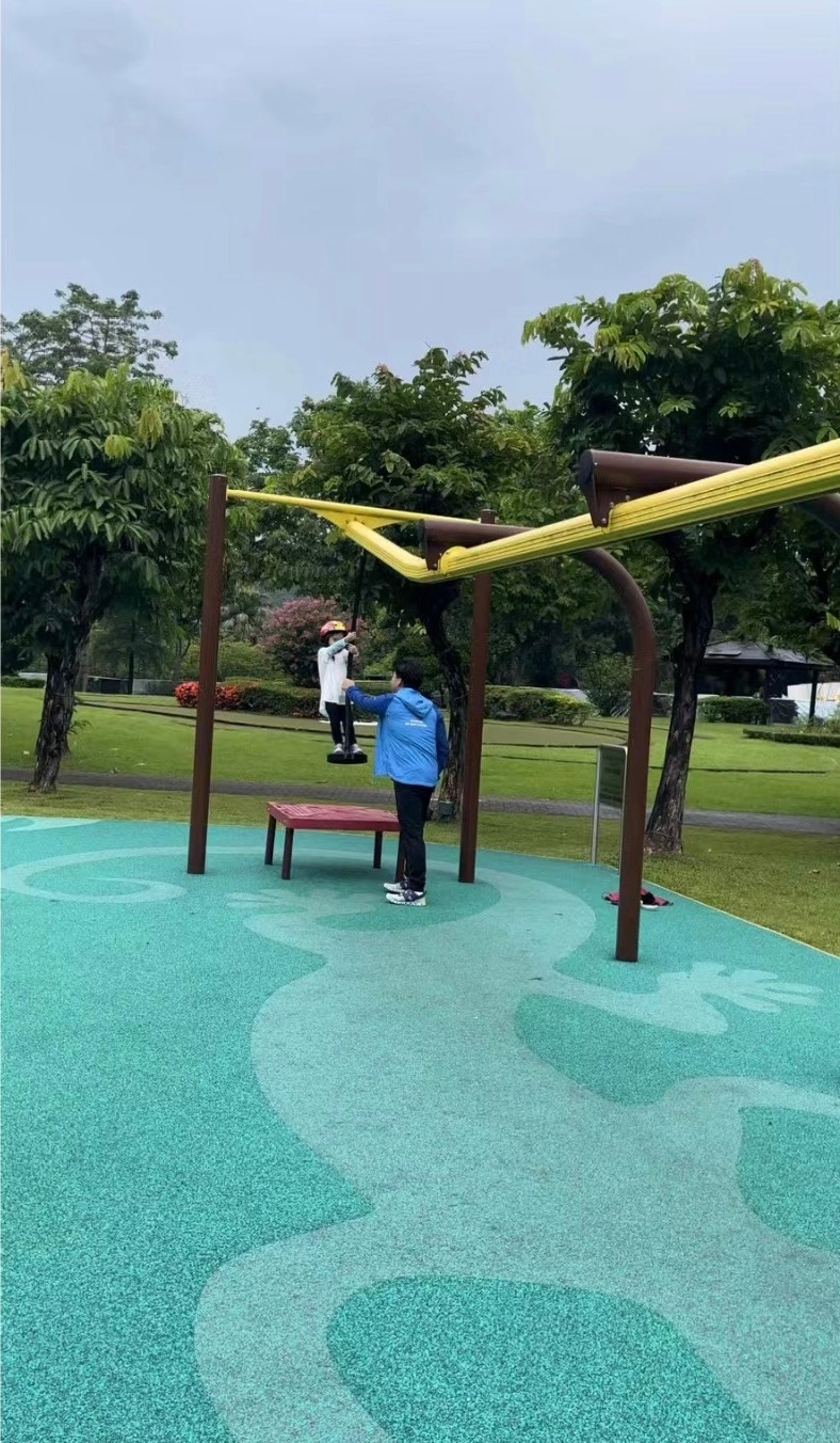 最近郭晶晶就喺小紅書上公開一家人嘅近照,並留言「一個平凡又特別的日子」