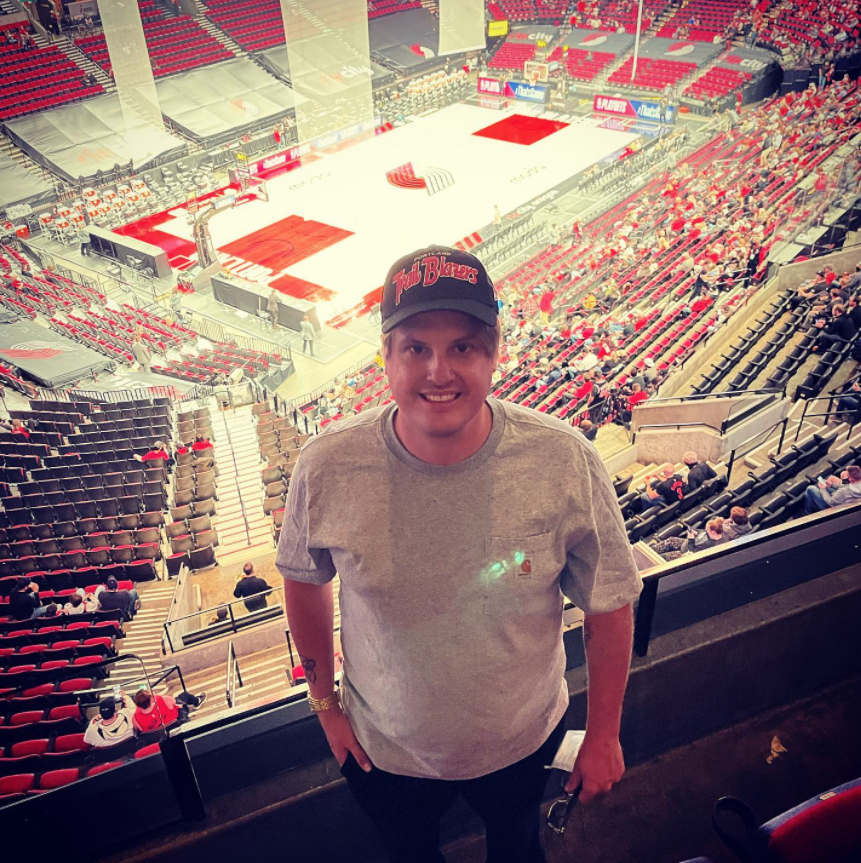 唔少網民都指佢喺父親去世後淨係識使錢,狠批佢唔尊重逝世嘅父親。