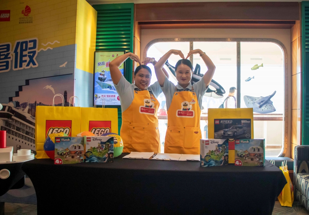 工作人員跟小朋友打成一片