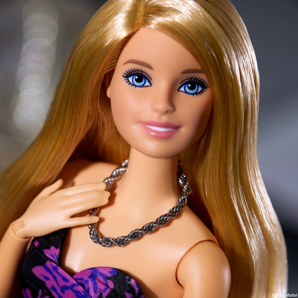 Barbie因為手指連在一起而無法戴戒指。