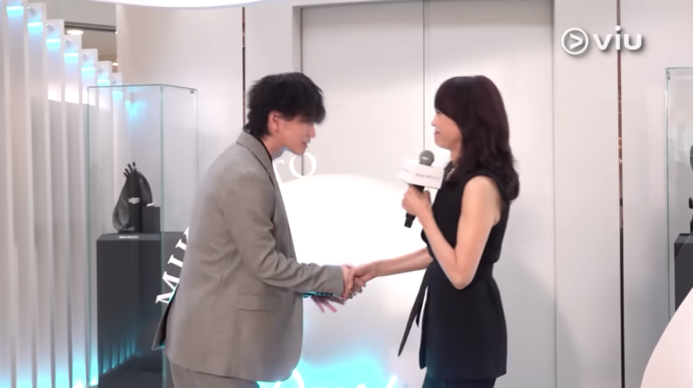 佐藤健亦同Do姐握手