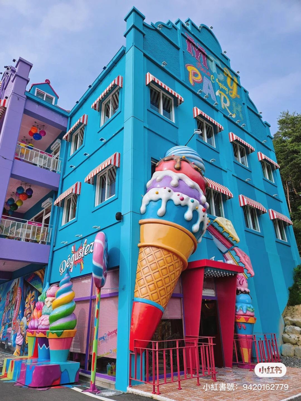 樂園內設置了各種充滿童趣感的甜品裝置，打卡一流！