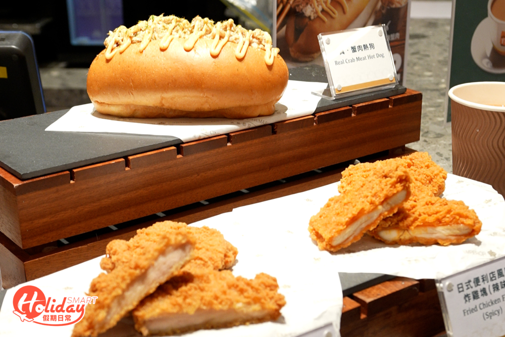 而且小食部也推出圍方限定真蟹柳熱狗及炸雞,味道更媲美日本Family Mart。