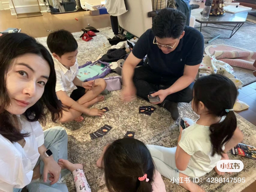 郭晶晶公開霍啟剛同子女玩uno嘅一張相,就意外曝光佢哋嘅住宅內部