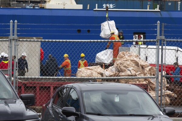 相信潛艇已內爆解體