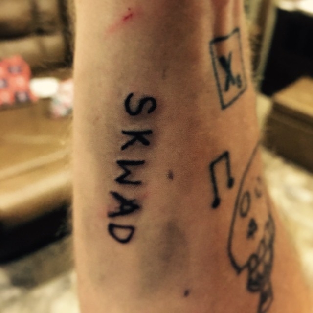 Margot Robbie為劇組人員紋上「SKWAD」字樣以紀念《自殺特攻》。