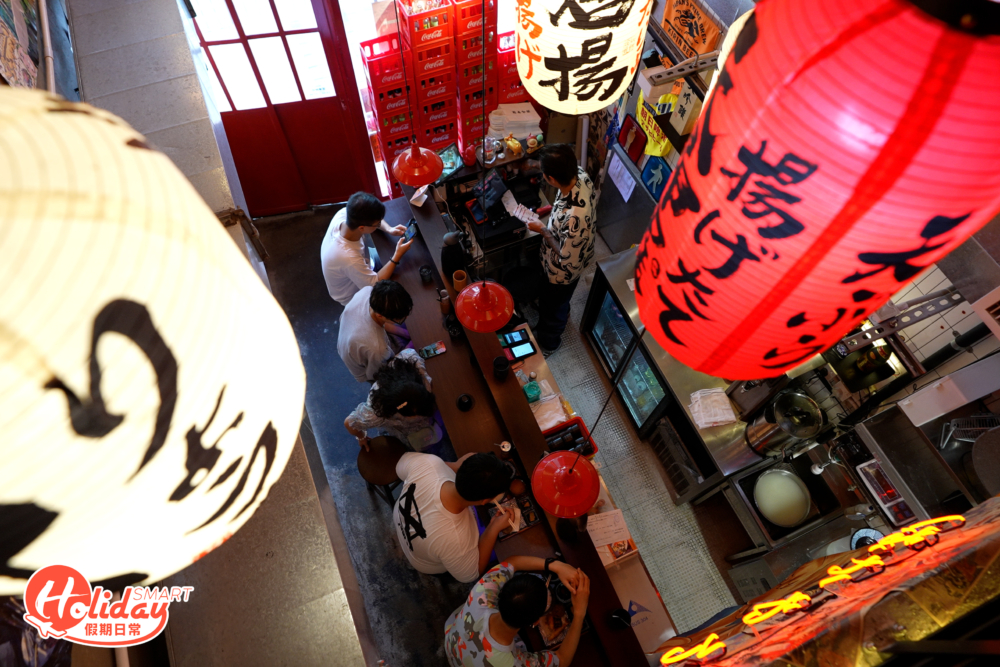 店舖裝修落足心思,天花掛滿日式燈籠,周圍亦貼上日本版海報。