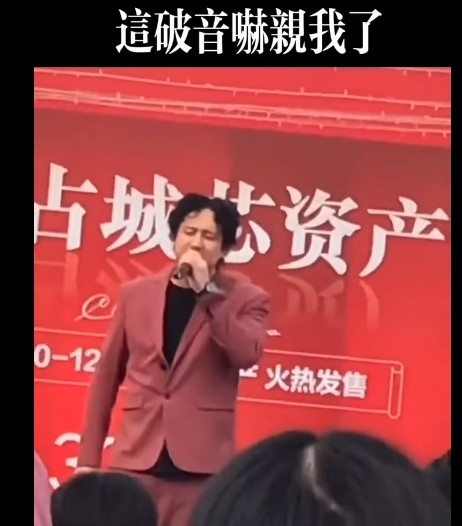 Steven自2021年起積極喺內地工作賺錢還債,不過一次登台演唱期間多次走音,被網民批評難聽
