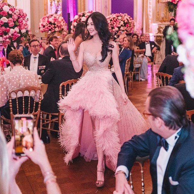 沈月得到多個品牌嘅青睞,經常獲邀拍攝畫報及廣告