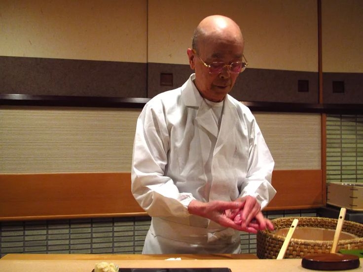 日本壽司師傅通常為方便客人進食,會將壽司握成一口大小