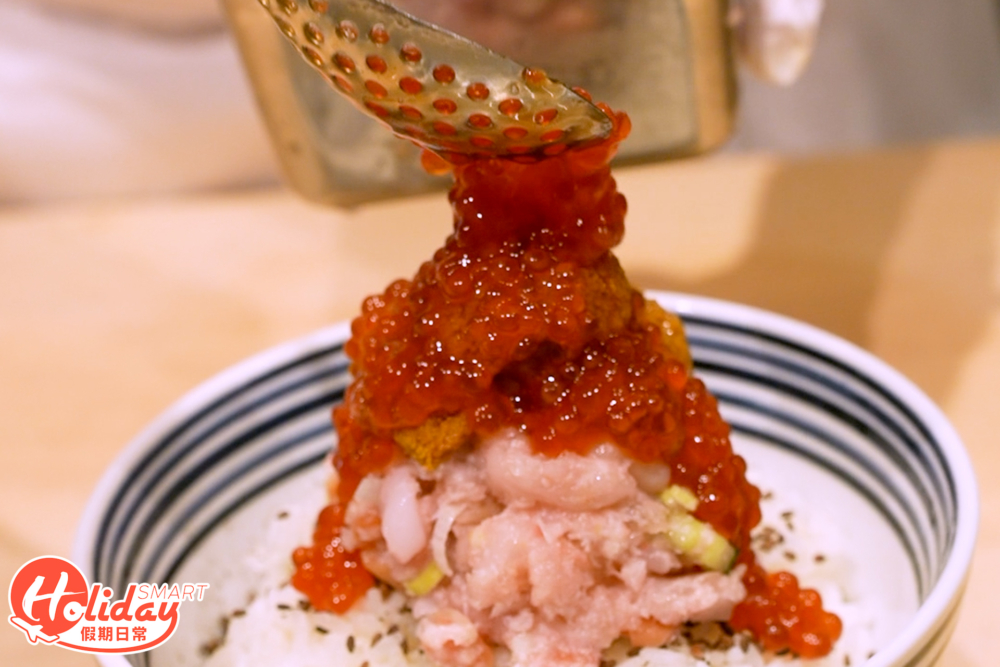 師傅會將8至10款海鮮切碎後再混合，砌成一座山的形狀，賣相非常澎湃。