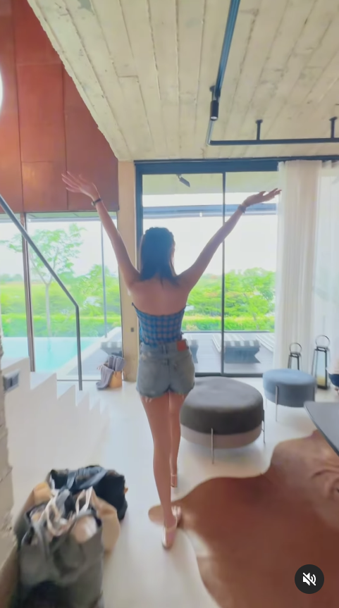 戴祖儀著咗牛仔短褲,長腿依然吸睛