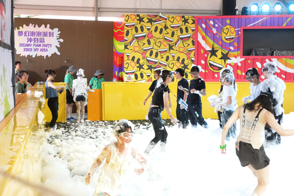 泡泡如飄雪般散落，相當夢幻，全身可浸於軟綿綿的泡泡之中。