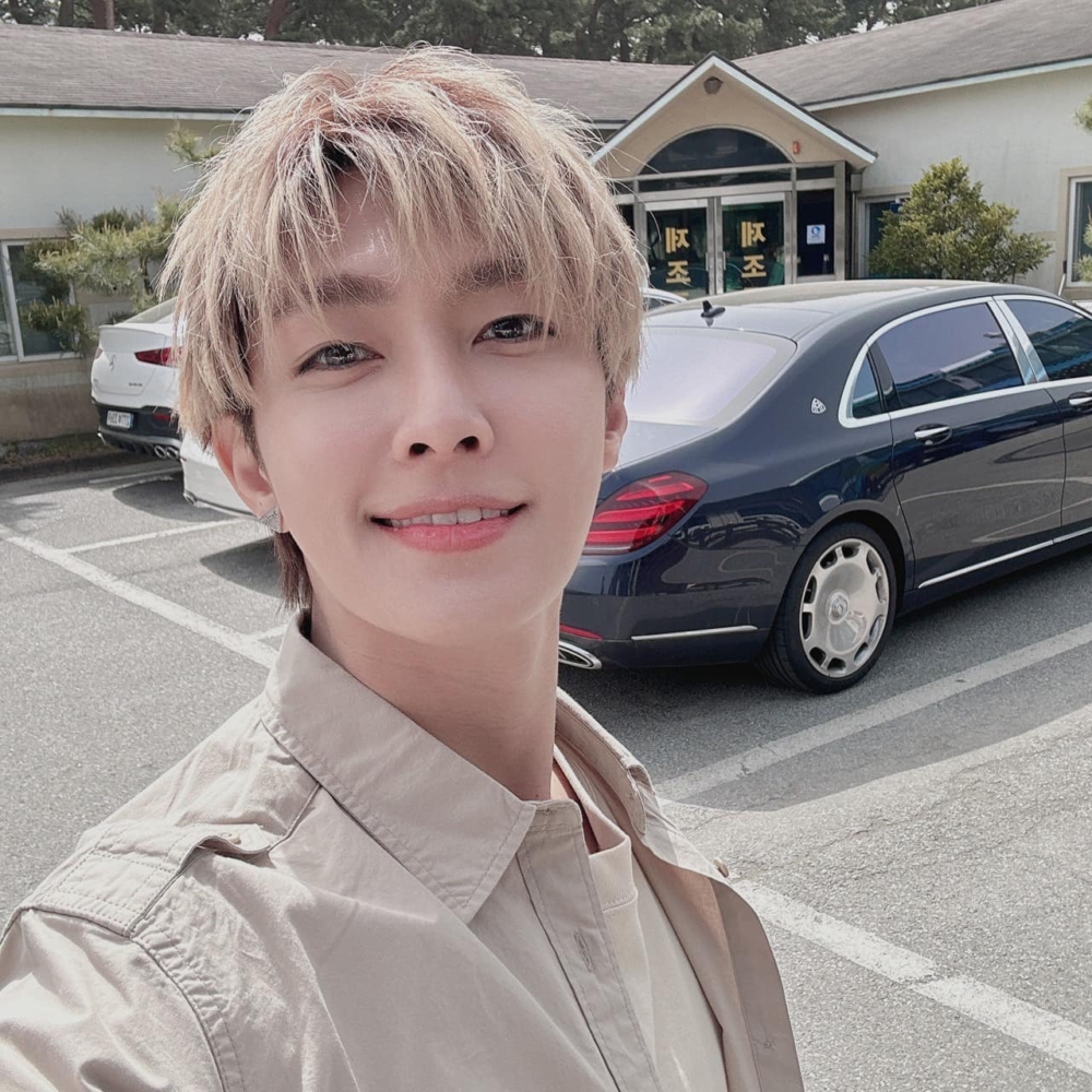 耀樂更指責炎亞綸喺未經佢同時親影低佢哋嘅親熱影片。 