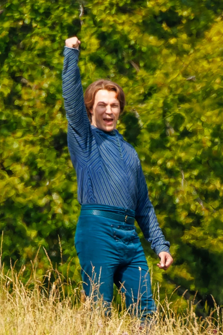 根據真人版電影的設定，Andrew Burnap不是飾演白馬王子！