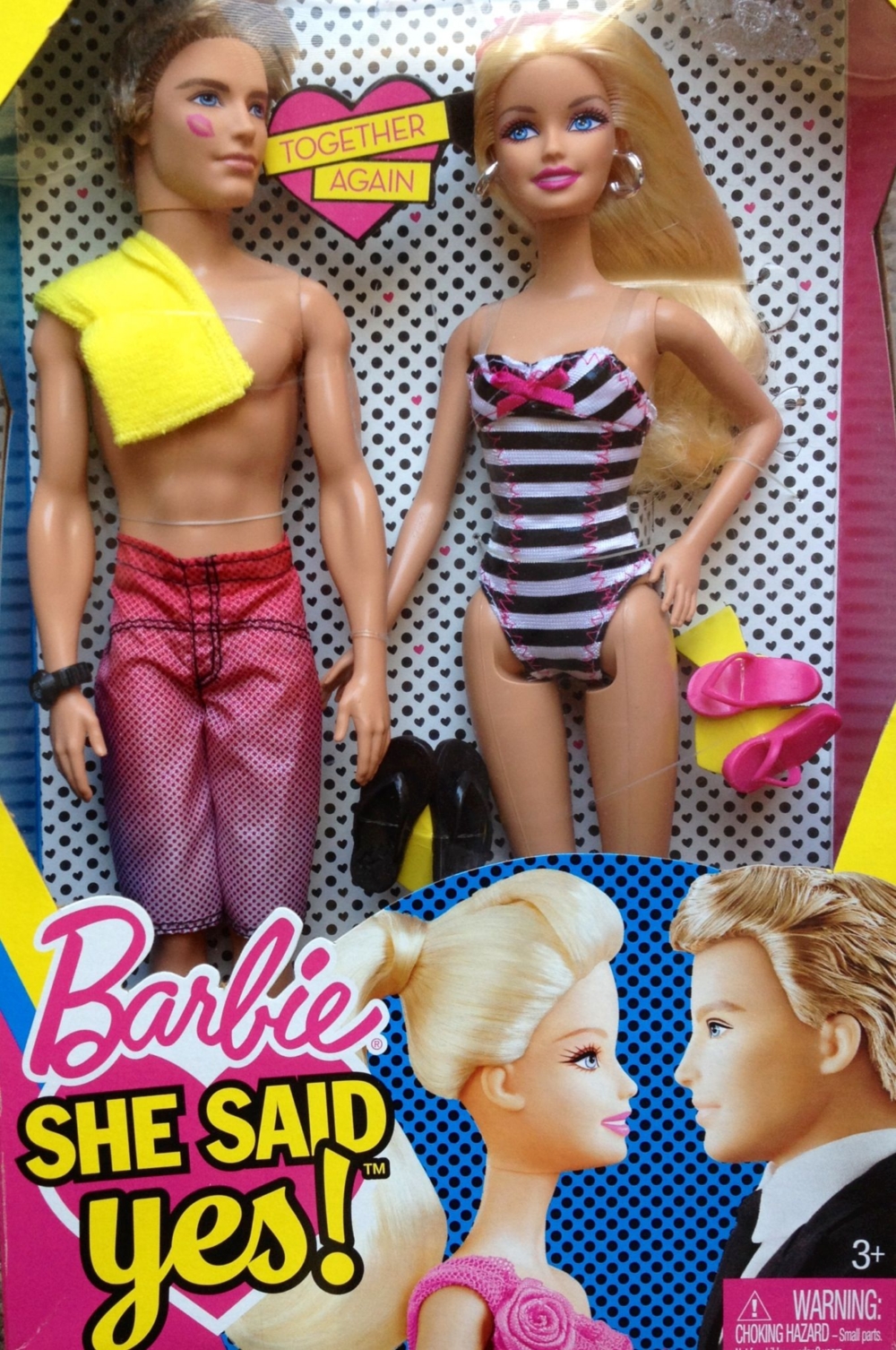 Barbie曾與Ken分手長達7年後再正式復合，並推出情侶泳裝公仔套組「Barbie She said Yes」！