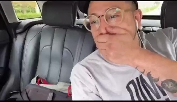 Steven又曾經拍片指唱咗《死性不改》一萬次