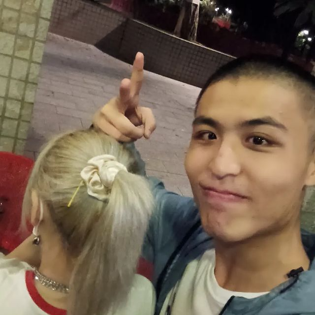 其實劉馬車之前曾經喺YouTube透露佢同一個女仔食同一支甜筒，女方就係鄧月平。