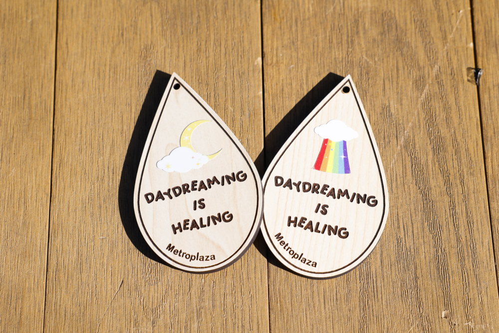 凡追蹤新都會廣場的Facebook及Instagram專頁，更可免費換領限量心情水滴木牌！