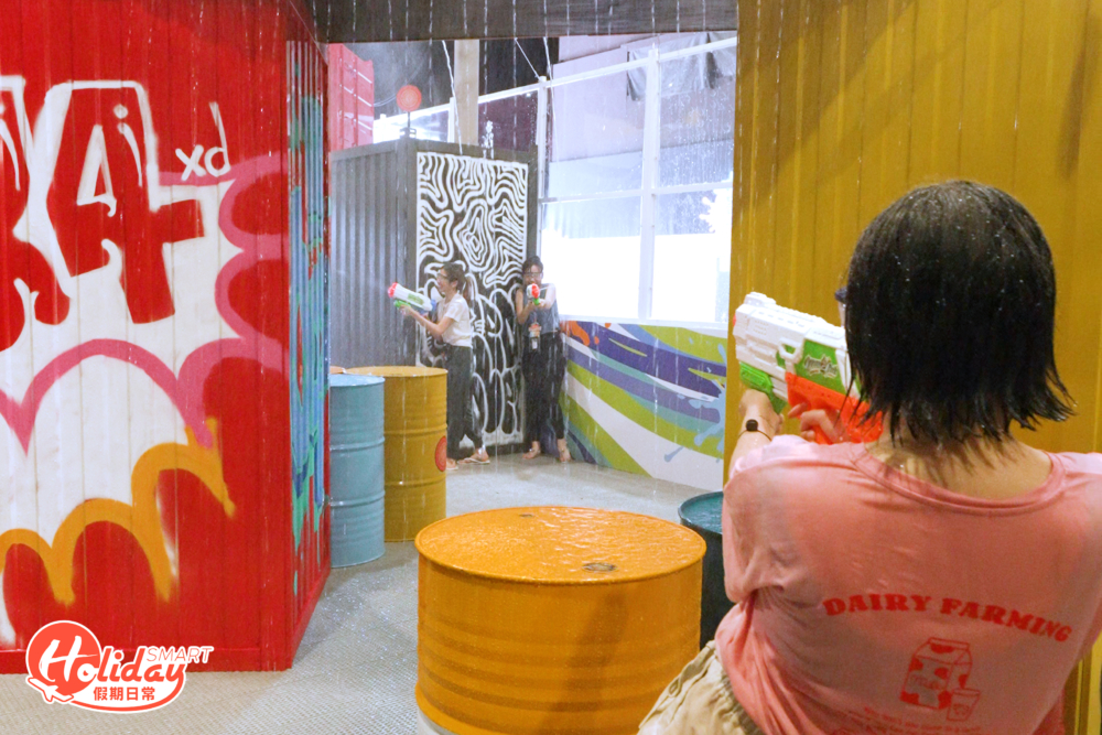 可與朋友拿著水槍對準鏢靶進行掃射對決。