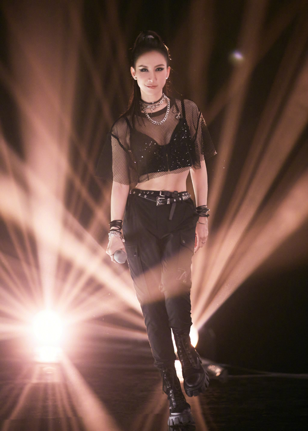 2023年2月佢又透露因為天生左腿有缺陷所以都靠右腳支撐