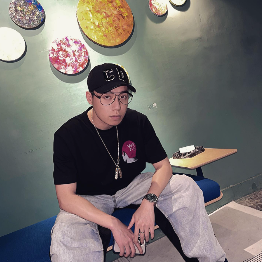 Toyz係之前係英雄聯盟電子競技職業選手，更獲得S2英雄聯盟世界大賽冠軍