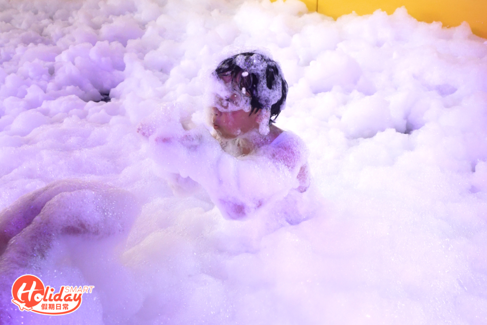 大人小朋友都可隨著節拍感受音樂，於泡泡池中舞動身體。