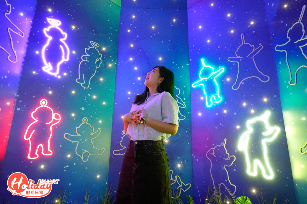 沿著小徑走進山洞中,在花草圍繞下可欣賞到4位天線得得B光影匯演,打卡一流!