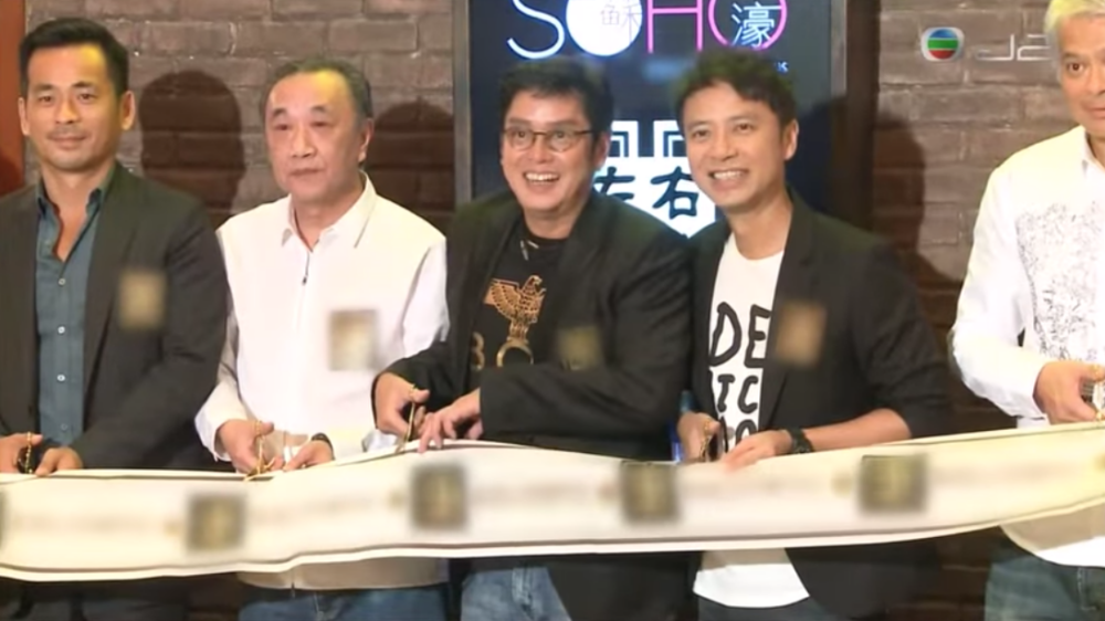 之後「左麟右李粥麵小菜專門店」喺銅鑼灣同旺角開設分店,澳門、上海、馬來西亞、深圳等地都有分店。