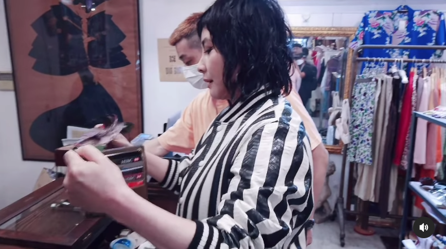 何超儀喺中古店shopping期間一直都拎住自己嘅銀包,可以睇到銀包夾咗好多張信卡