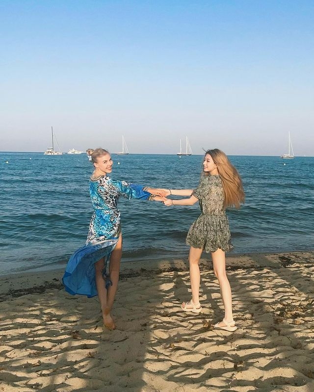 沈月染咗比較淺色嘅金髮，有別於以往嘅溫婉氣質，而且沈月初試淺色髮色，唔少網友都表示眼前一亮