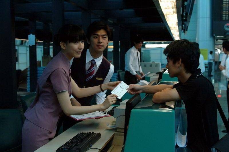 就算唔去機場託運行李,都只能到指定地點—香港西九龍站託運,一樣要排隊。
